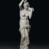 WHITE MARBLE FIGURE OF VENUS ANADYOMENE - Foto 1