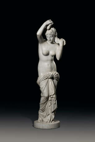 WHITE MARBLE FIGURE OF VENUS ANADYOMENE - Foto 1