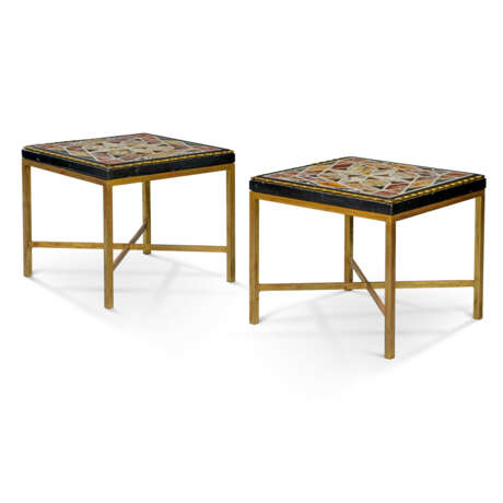 A PAIR OF ITALIAN ORMOLU-MOUNTED SMALL SPECIMEN MARBLE TOPS - Foto 2