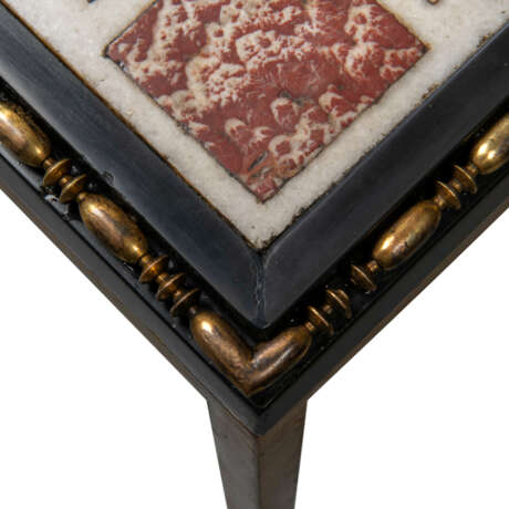 A PAIR OF ITALIAN ORMOLU-MOUNTED SMALL SPECIMEN MARBLE TOPS - Foto 3