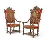 A PAIR OF LARGE ITALIAN WALNUT AND PARCEL-GILT ARMCHAIRS - Foto 2