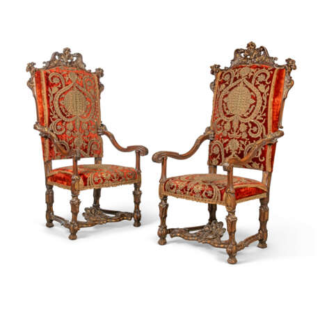 A PAIR OF LARGE ITALIAN WALNUT AND PARCEL-GILT ARMCHAIRS - Foto 2