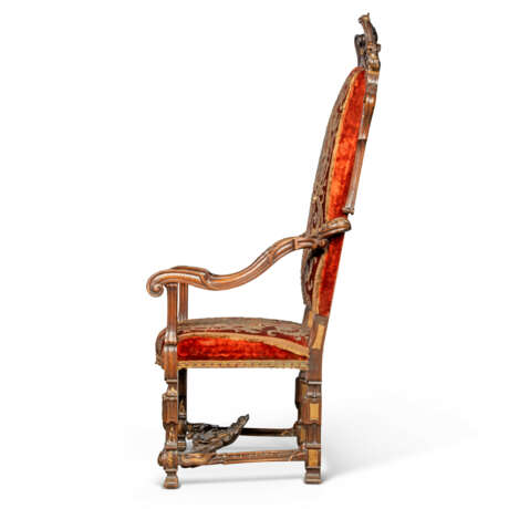 A PAIR OF LARGE ITALIAN WALNUT AND PARCEL-GILT ARMCHAIRS - Foto 3