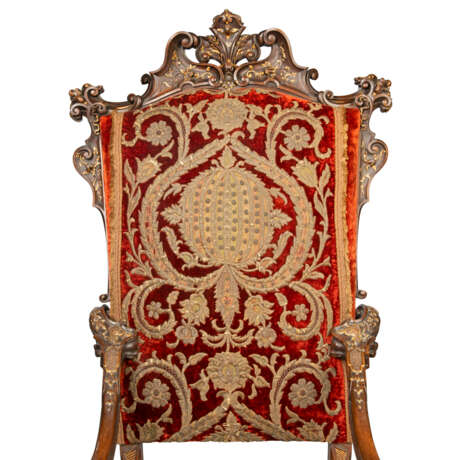 A PAIR OF LARGE ITALIAN WALNUT AND PARCEL-GILT ARMCHAIRS - Foto 4