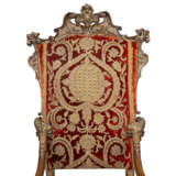 A PAIR OF LARGE ITALIAN WALNUT AND PARCEL-GILT ARMCHAIRS - Foto 4