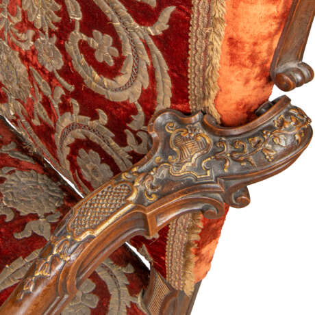 A PAIR OF LARGE ITALIAN WALNUT AND PARCEL-GILT ARMCHAIRS - Foto 5