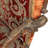 A PAIR OF LARGE ITALIAN WALNUT AND PARCEL-GILT ARMCHAIRS - Foto 5