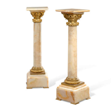 A PAIR OF FRENCH ORMOLU-MOUNTED ONYX PEDESTAL COLUMNS - photo 2