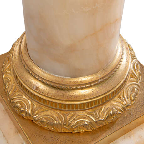 A PAIR OF FRENCH ORMOLU-MOUNTED ONYX PEDESTAL COLUMNS - photo 4