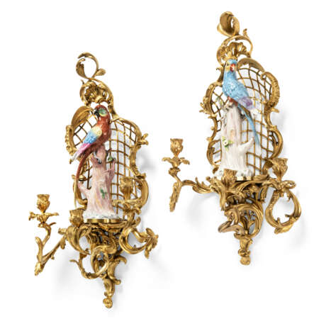 A PAIR OF FRENCH ORMOLU AND PORCELAIN THREE-BRANCH WALL-LIGHTS - photo 2