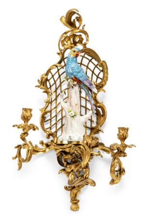 A PAIR OF FRENCH ORMOLU AND PORCELAIN THREE-BRANCH WALL-LIGHTS - photo 4