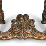 A PAIR OF LARGE ITALIAN WALNUT AND PARCEL-GILT ARMCHAIRS - Foto 6