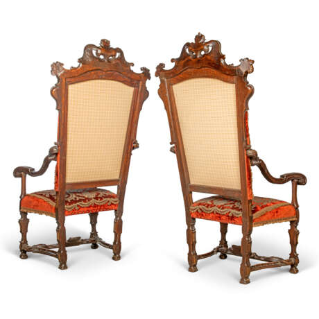 A PAIR OF LARGE ITALIAN WALNUT AND PARCEL-GILT ARMCHAIRS - Foto 7