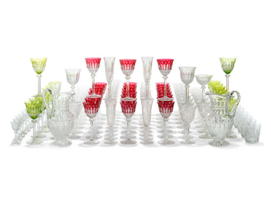 A ST. LOUIS 'TOMMY' PATTERN CUT-GLASS PART TABLE-SERVICE - photo 1