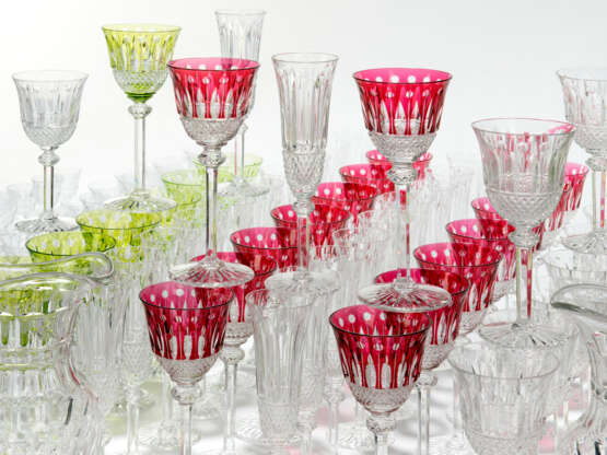 A ST. LOUIS 'TOMMY' PATTERN CUT-GLASS PART TABLE-SERVICE - photo 2