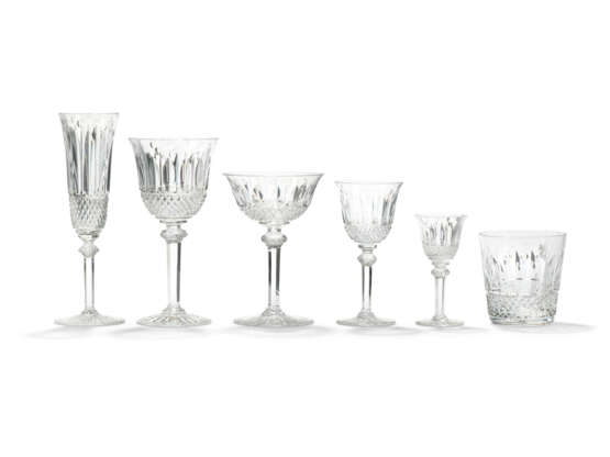 A ST. LOUIS 'TOMMY' PATTERN CUT-GLASS PART TABLE-SERVICE - photo 5