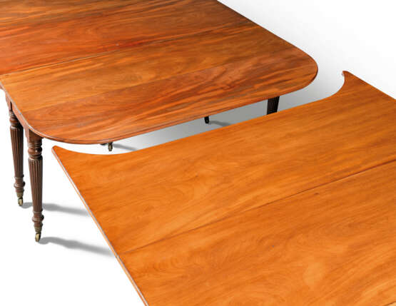 A REGENCY MAHOGANY CONCERTINA-ACTION DINING-TABLE - photo 4