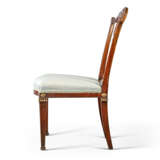 A SET OF NINETEEN GEORGE III MAHOGANY DINING-CHAIRS - Foto 6