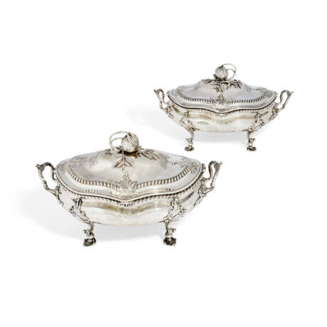 A PAIR OF GEORGE III SILVER SOUP TUREENS AND COVERS FROM THE DUTTON SERVICE - Foto 1