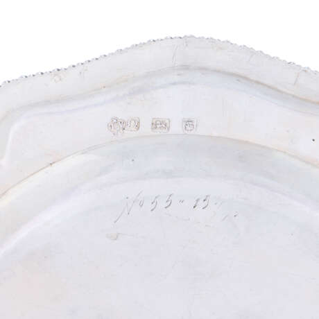 A SET OF TWELVE GEORGE III SILVER DINNER PLATES FROM THE DUTTON SERVICE - photo 3
