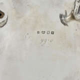A PAIR OF GEORGE III SILVER SOUP TUREENS AND COVERS FROM THE DUTTON SERVICE - Foto 5