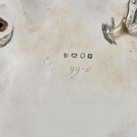 A PAIR OF GEORGE III SILVER SOUP TUREENS AND COVERS FROM THE DUTTON SERVICE - Foto 5