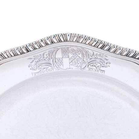 A SET OF SIXTEEN GEORGE III SILVER DINNER PLATES FROM THE DUTTON SERVICE - photo 2