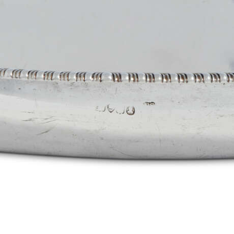 A PAIR OF GEORGE III SILVER VEGETABLE DISHES - photo 3