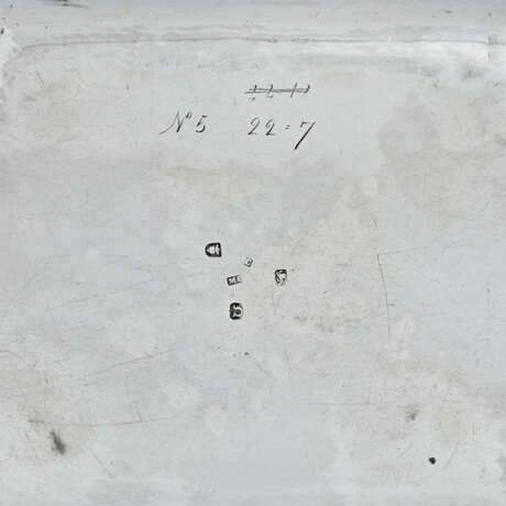 A SET OF FOUR GEORGE III SILVER ENTREE DISHES AND COVERS - photo 2