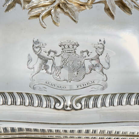 A SET OF FOUR GEORGE III SILVER ENTREE DISHES AND COVERS - photo 4