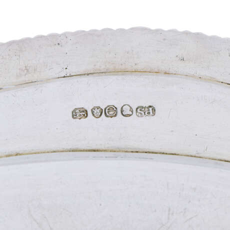 A SET OF SEVEN GEORGE III SILVER MEAT DISHES AND TWO MAZARINES FROM THE SHERBORNE SERVICE - photo 2