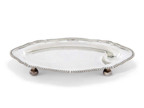 A SET OF SEVEN GEORGE III SILVER MEAT DISHES AND TWO MAZARINES FROM THE SHERBORNE SERVICE - photo 3