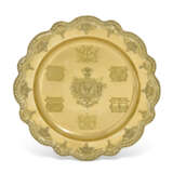 A PAIR OF GEORGE IV SILVER-GILT SIDEBOARD DISHES - фото 2