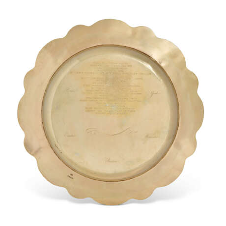 A PAIR OF GEORGE IV SILVER-GILT SIDEBOARD DISHES - фото 4