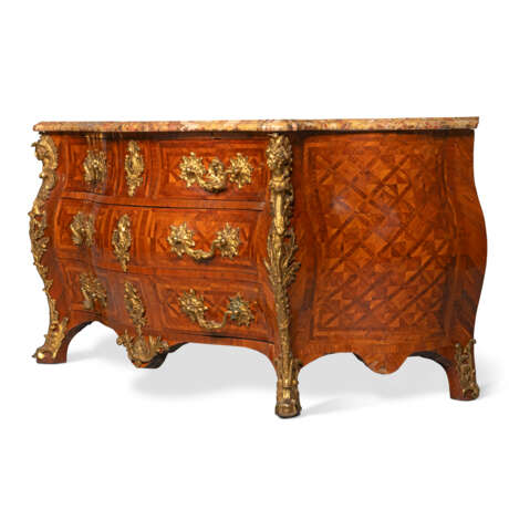 A REGENCE ORMOLU-MOUNTED KINGWOOD PARQUETRY COMMODE - photo 2
