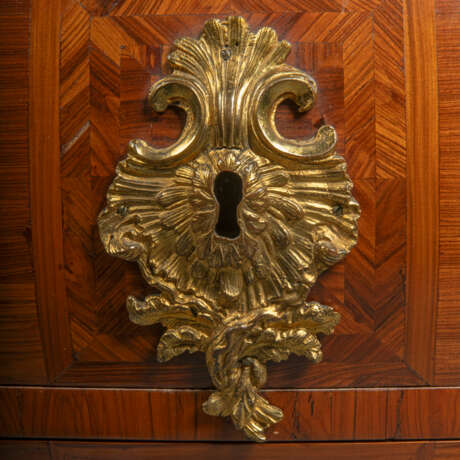 A REGENCE ORMOLU-MOUNTED KINGWOOD PARQUETRY COMMODE - photo 5
