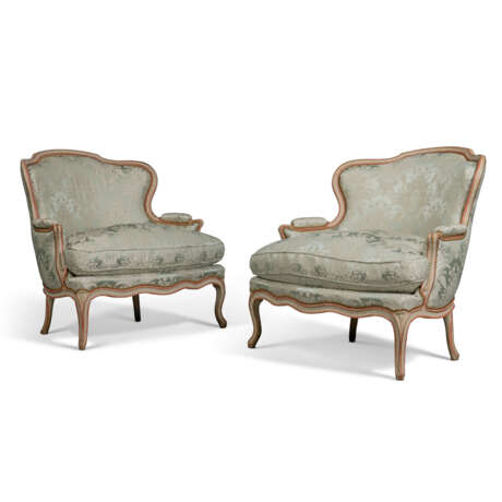 A PAIR OF LOUIS XV GREY AND RED-PAINTED MARQUISES - photo 2