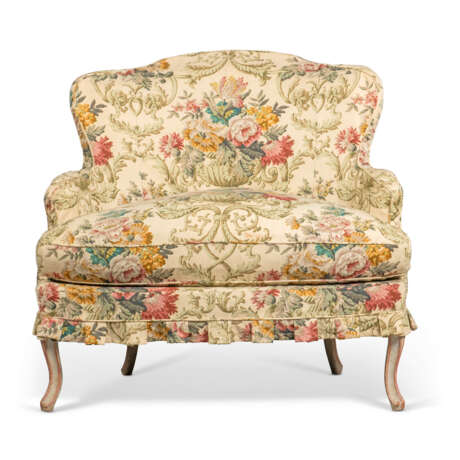 A PAIR OF LOUIS XV GREY AND RED-PAINTED MARQUISES - photo 6