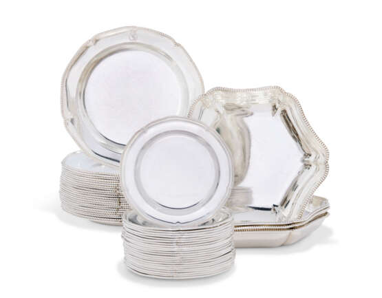 A SET OF TWENTY-FOUR GEORGE III SILVER DINNER PLATES AND FOUR ENTREE DISHES, EN SUITE, WITH A SET OF TWENTY-FOUR SIDE PLATES - Foto 1