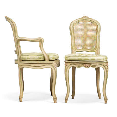 A SET OF TEN LOUIS XV CREAM, GREEN AND RED-PAINTED SEAT FURNITURE - photo 2