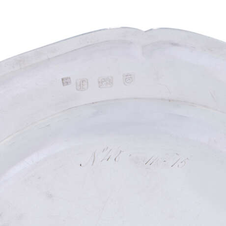 A SET OF TWENTY-FOUR GEORGE III SILVER DINNER PLATES AND FOUR ENTREE DISHES, EN SUITE, WITH A SET OF TWENTY-FOUR SIDE PLATES - Foto 6