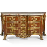 A REGENCE ORMOLU- MOUNTED KINGWOOD PARQUETRY COMMODE EN ARBALETE - Foto 1