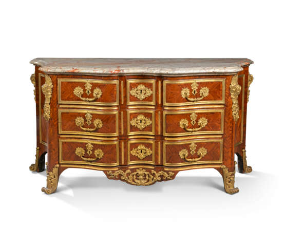 A REGENCE ORMOLU- MOUNTED KINGWOOD PARQUETRY COMMODE EN ARBALETE - Foto 1