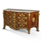 A REGENCE ORMOLU- MOUNTED KINGWOOD PARQUETRY COMMODE EN ARBALETE - Foto 2