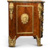 A REGENCE ORMOLU- MOUNTED KINGWOOD PARQUETRY COMMODE EN ARBALETE - Foto 3