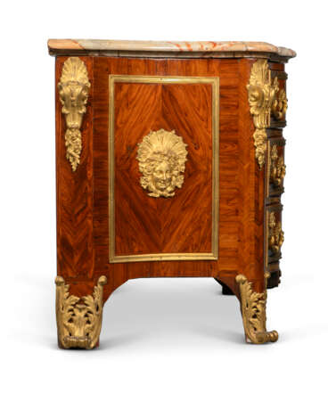 A REGENCE ORMOLU- MOUNTED KINGWOOD PARQUETRY COMMODE EN ARBALETE - Foto 3