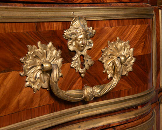 A REGENCE ORMOLU- MOUNTED KINGWOOD PARQUETRY COMMODE EN ARBALETE - Foto 4