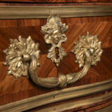A REGENCE ORMOLU- MOUNTED KINGWOOD PARQUETRY COMMODE EN ARBALETE - Foto 4