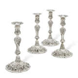 A SET OF FOUR GEORGE II SILVER CANDLESTICKS - Foto 1
