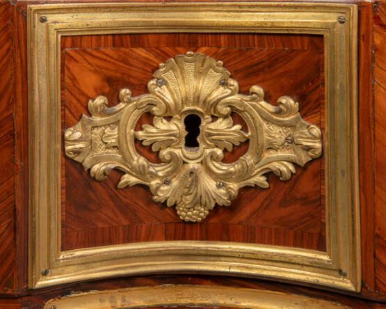 A REGENCE ORMOLU- MOUNTED KINGWOOD PARQUETRY COMMODE EN ARBALETE - Foto 5